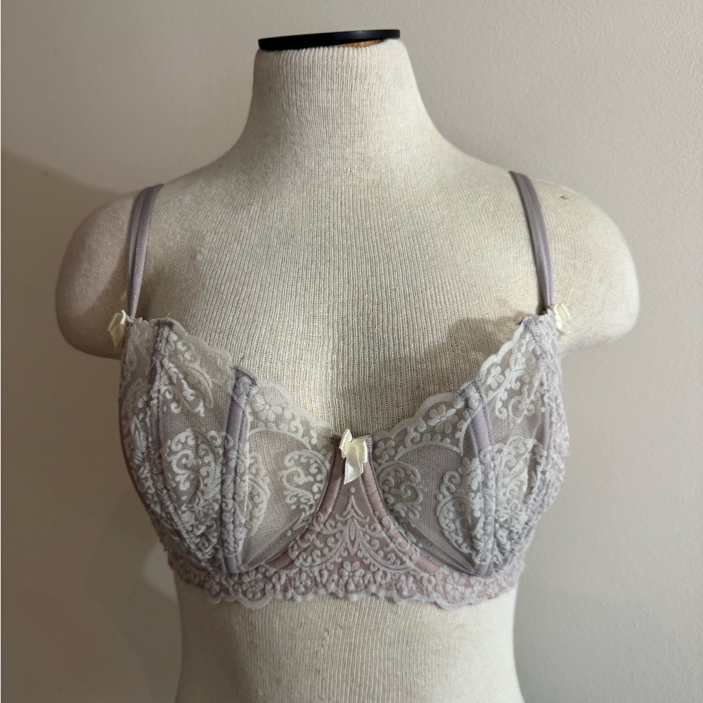 Victoria’s Secret Lace Seashell Bra Lilac Light Purple 38D NWOT